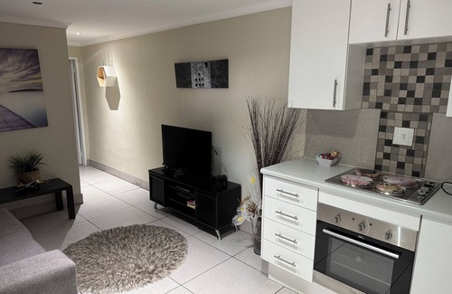 Edenvale Cabaña | Secure cottage with Wi-fi+PLEX O.R. Tambo Airport