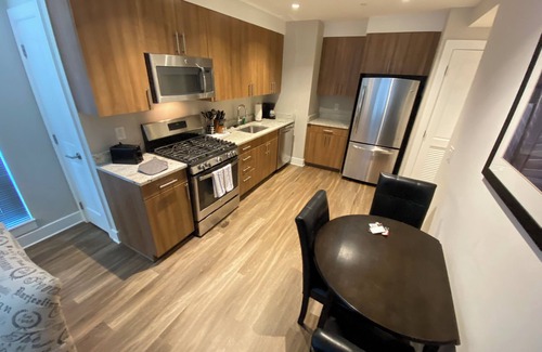 Aurora Highlands Apartamento | Secure Stylish 1BR Apt with Free Parking, In-Unit Laundry, Prime Spot!