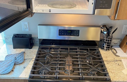 Aurora Highlands Apartamento | Secure Stylish 1BR Apt with Free Parking, In-Unit Laundry, Prime Spot!