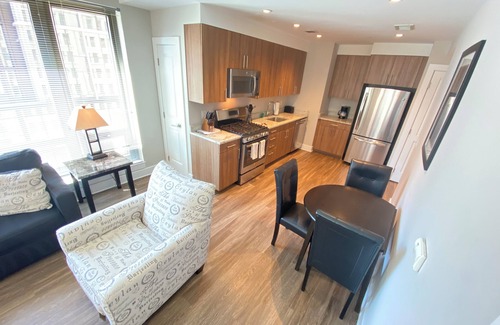 Aurora Highlands Apartamento | Secure Stylish 1BR Apt with Free Parking, In-Unit Laundry, Prime Spot!