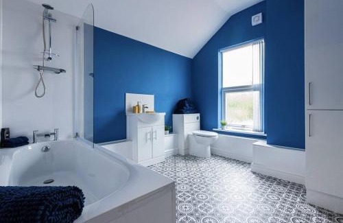 Dudley Casa | Sedgley-wolverhampton-contractors -4 Beds-parking