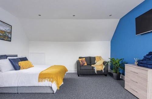 Dudley Casa | Sedgley-wolverhampton-contractors -4 Beds-parking