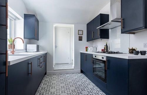 Dudley Casa | Sedgley-wolverhampton-contractors -4 Beds-parking