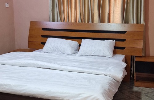 Ofin Casa | See Good Guest House Enimarire