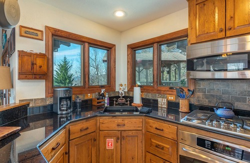 Old Fort Casa | See Level | Charcoal Grill, Deck & Breathtaking Year-Round Mountain Views!