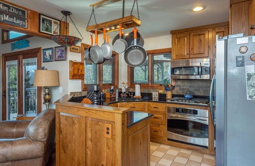 Old Fort Casa | See Level | Charcoal Grill, Deck & Breathtaking Year-Round Mountain Views!