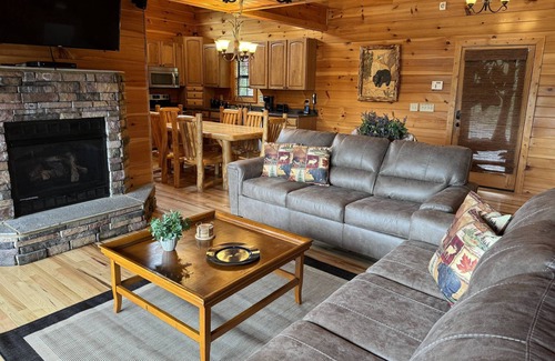 Sevierville Cabina | Lakeside & Lovin It ~ Lake & Mountain Views! 2 King Suites - Foosball - Bañera de Hidromasaje - 3 Chimeneas