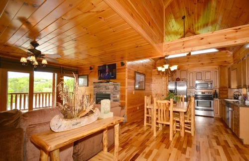 Sevierville Cabina | Lakeside & Lovin It ~ Lake & Mountain Views! 2 King Suites - Foosball - Bañera de Hidromasaje - 3 Chimeneas