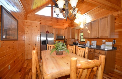 Sevierville Cabina | Lakeside & Lovin It ~ Lake & Mountain Views! 2 King Suites - Foosball - Bañera de Hidromasaje - 3 Chimeneas