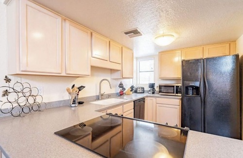 Tucson Condominio | See the sunrise and sunset in this 2-bedroom condo near beautiful mountains