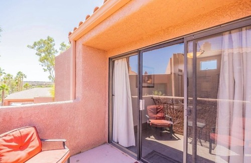 Tucson Condominio | See the sunrise and sunset in this 2-bedroom condo near beautiful mountains