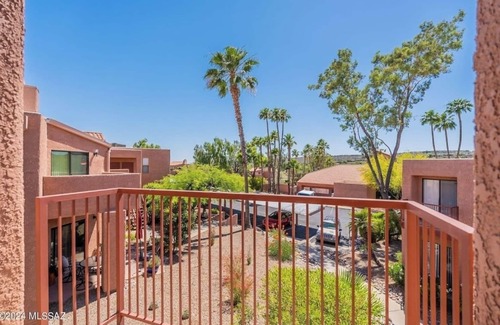 Tucson Condominio | See the sunrise and sunset in this 2-bedroom condo near beautiful mountains