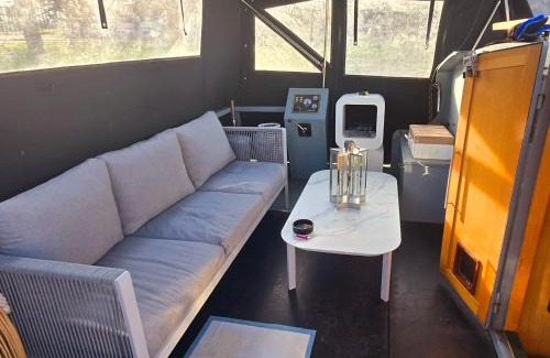 Runnymede Alquiler De Eote | Selene Unique Luxury Houseboat Experience