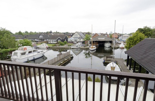 Hoveton Cabaña | Self Catering 5 Bedroom Waterside Retreat Cottage Wroxham, Norfolk Broads, Inglaterra