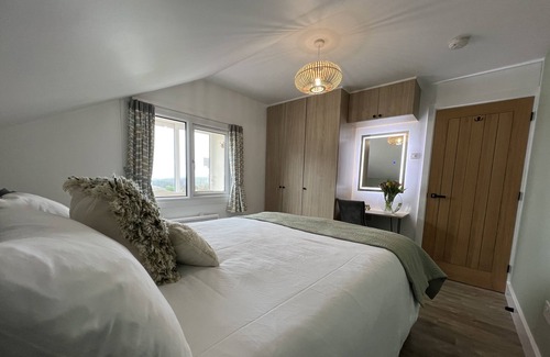 Kilkhampton Cabina | 2 Bed lodge with amazing rural, sunset and distant sea views, free pool access