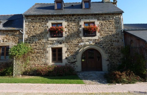 Corseul Cabaña | Casa rural (alquiler íntegro) La Julerie para 8 personas