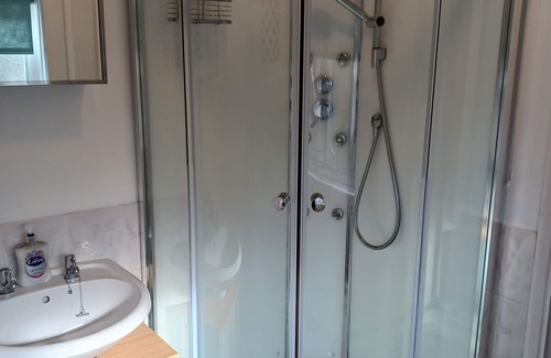 Felpham Apartamento | Self-catering studio with king size or Twin beds. Located 10 mins from the beach