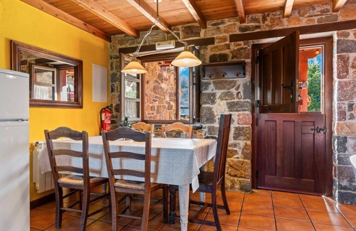 Quiros Casa | Casa rural (alquiler íntegro) para 4/6 personas. Bañera de hidromasaje