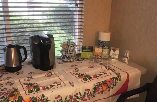 West Hills Casa | *Self check-in. Private Entrance. Netflix.*