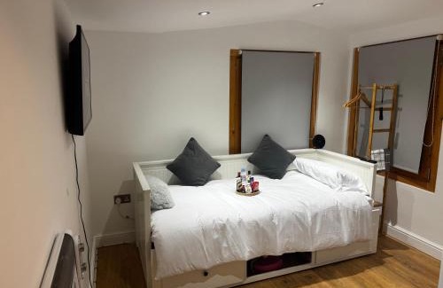 Barnehurst Casa | Self Contain Summer House Ensuite Room