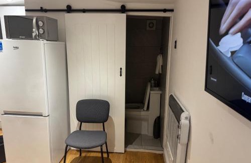 Barnehurst Casa | Self Contain Summer House Ensuite Room