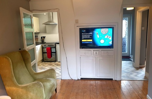 Norwich Casa | Self Contained 4 Bed House with Off Street Parking