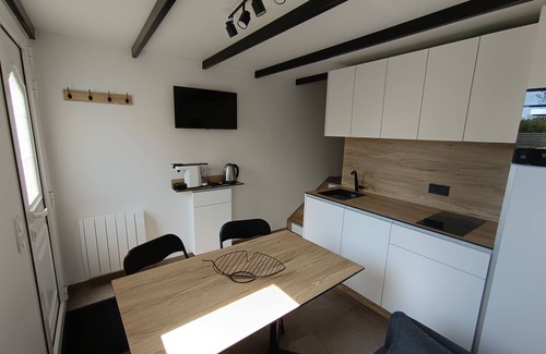 Mouroux Apartamento | Self-contained accommodation with outdoor area near various parks