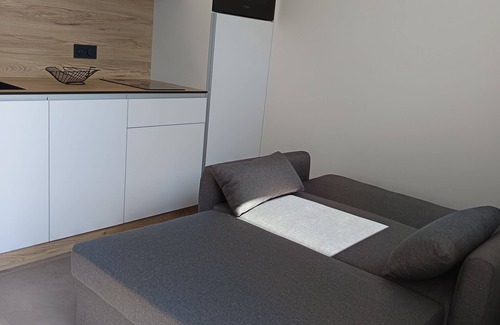 Mouroux Apartamento | Self-contained accommodation with outdoor area near various parks