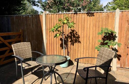 Southbourne Apartamento | Self contained annex with bedroom bathroom sitting room and kitchenette