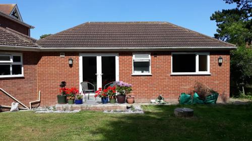 Deal Apartamento | Self-contained, ground floor apartment with parking and patio