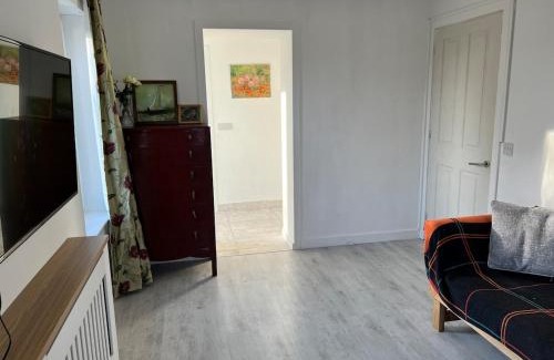 Corstorphine Apartamento | Self-contained ground level cottage with hill view