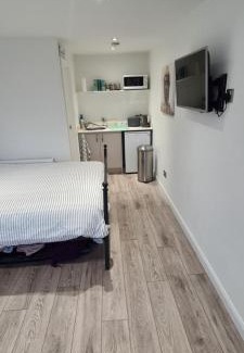 Saltdean Casa | Self contained room with ensuite and kitchenette and wifi