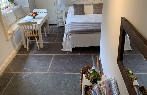 Chillington Apartamento | Self contained studio, Stancombe Manor Estate, shared facilities, indoor pool