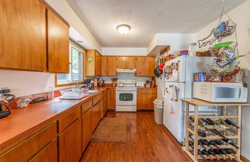 Kings Point Casa | “Sel’s Dog House” end of the road setting on beautiful Flathead Lake