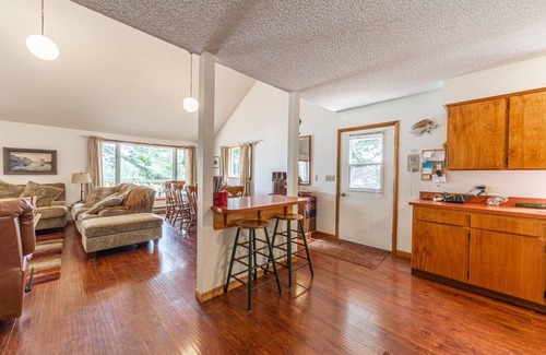 Kings Point Casa | “Sel’s Dog House” end of the road setting on beautiful Flathead Lake