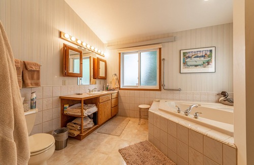 Kings Point Casa | “Sel’s Dog House” end of the road setting on beautiful Flathead Lake