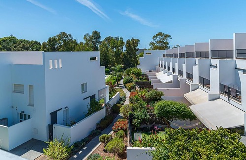 Conil de la Frontera Cabaña | Acogedora casa con plaza de garage , en zona residencial con piscina compartida