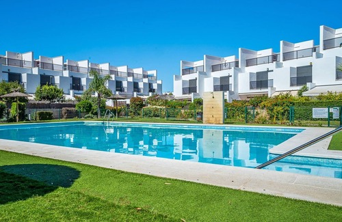 Conil de la Frontera Cabaña | Acogedora casa con plaza de garage , en zona residencial con piscina compartida
