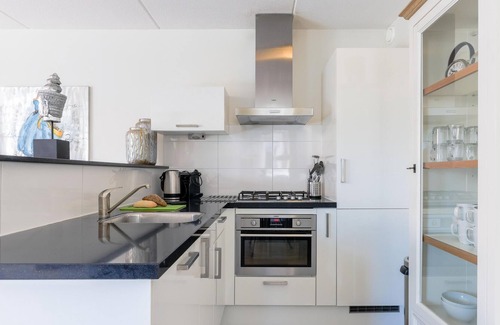 Municipality of Uitgeest Apartamento | Modern semi-detached holiday home in a watery location