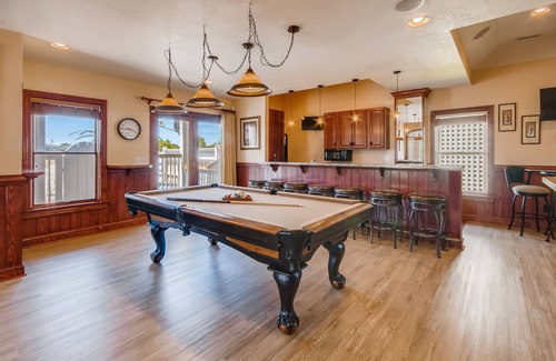 Ocean Isle Estates Casa | Lujo semi-frente al mar con elevador, piscina y bar Tiki, bañera de hidromasaje, teatro y sala de juegos