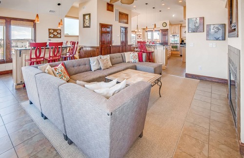 Ocean Isle Estates Casa | Lujo semi-frente al mar con elevador, piscina y bar Tiki, bañera de hidromasaje, teatro y sala de juegos