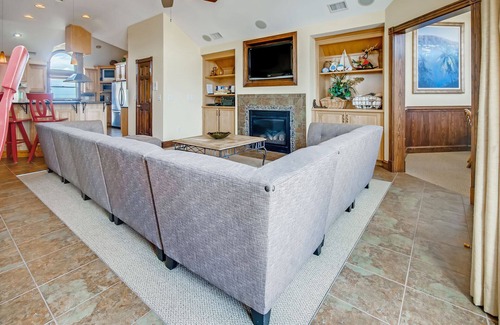 Ocean Isle Estates Casa | Lujo semi-frente al mar con elevador, piscina y bar Tiki, bañera de hidromasaje, teatro y sala de juegos