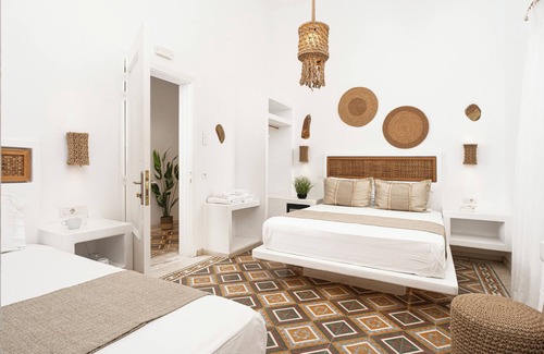 Adamas Hotel | Semiramis Guesthouse