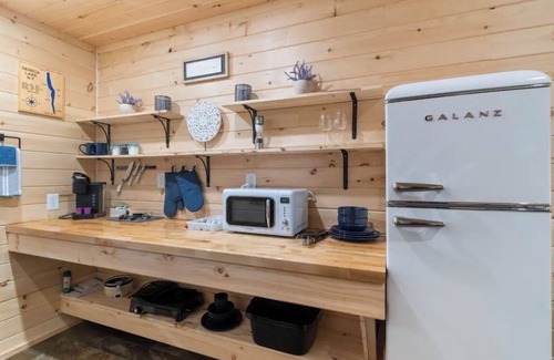 Geneva Cabina | Seneca Hideaway/Romantic Getaway Cabin/Hot Tub
