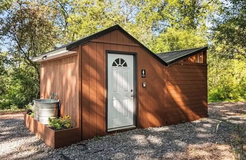 Geneva Cabina | Seneca Hideaway/Romantic Getaway Cabin/Hot Tub