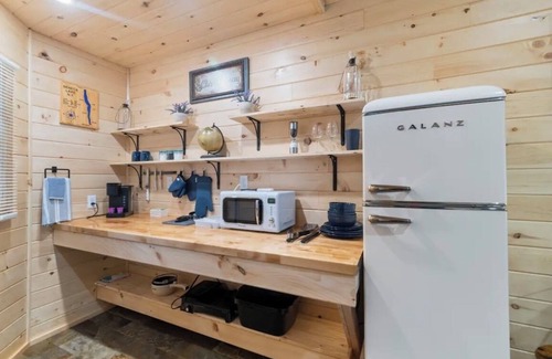 Geneva Cabina | Seneca Hideaway/Sunken Vessel/Hot Tub