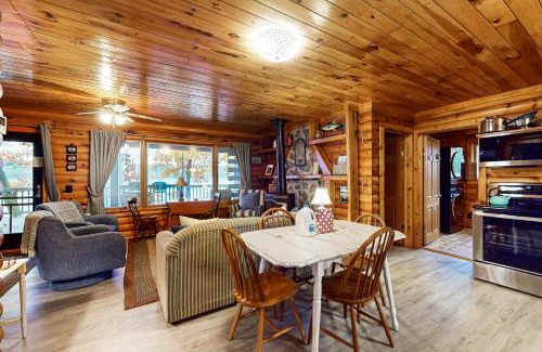 Valois Casa | Seneca Lake Log Cabin