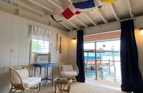 Valois Cabina | Seneca Lakefront Cabin & Beach Cottage