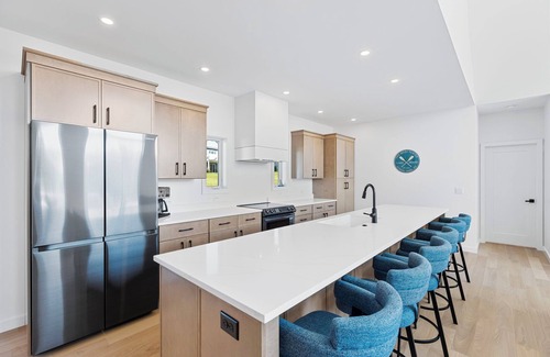 Romulus Casa | Seneca Serenity | Stylish & Bright Lake Escape