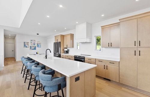 Romulus Casa | Seneca Serenity | Stylish & Bright Lake Escape